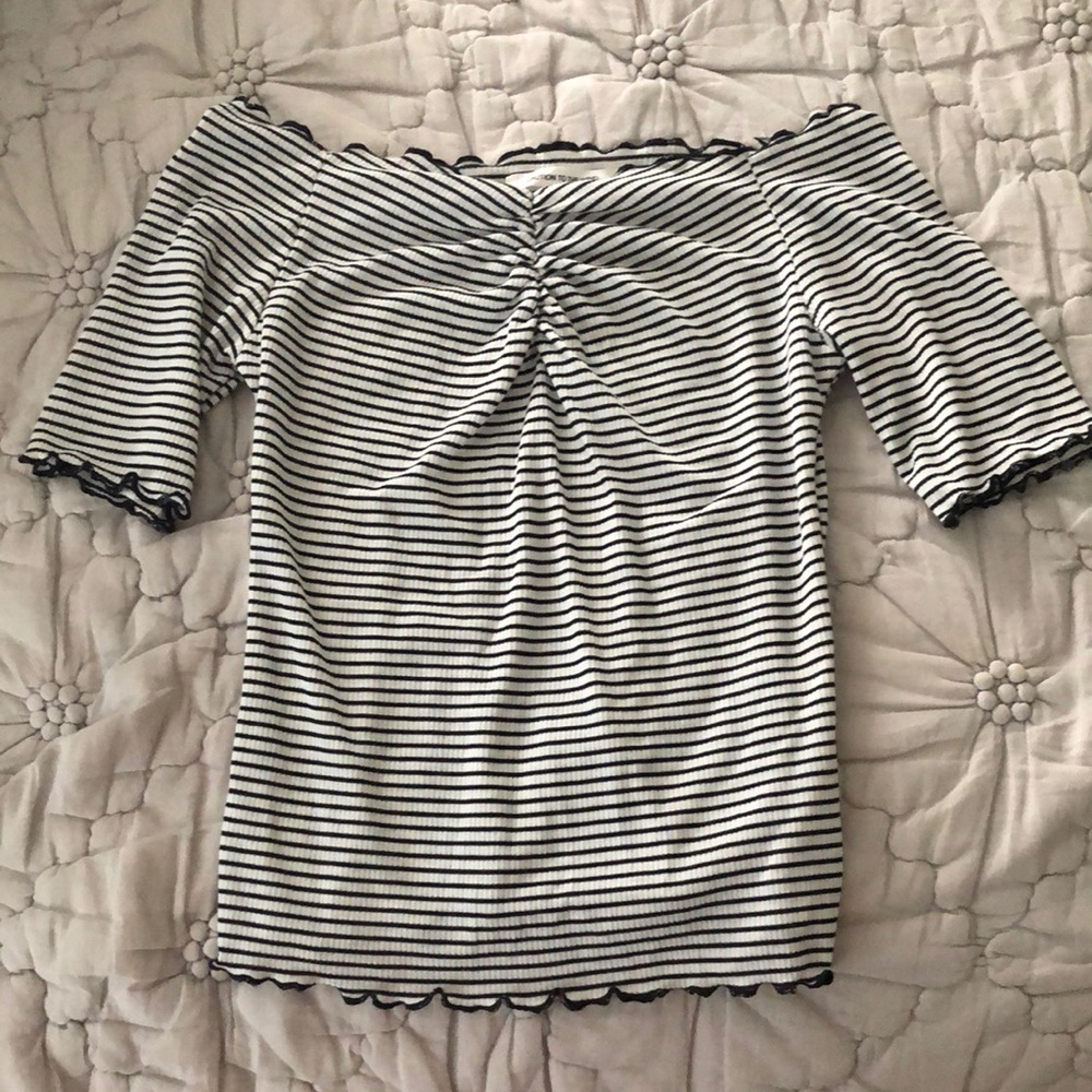 NEVER WORN off the shoulder scrunch ruffles top